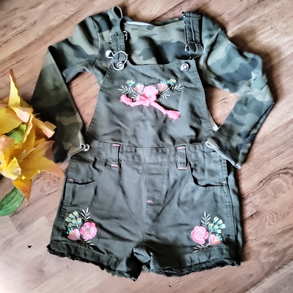 Girls Short Romper size 5T with sparkling Rhinestones on buttons! - Picture 5 of 12